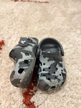 CROCS Kids Clog in Gray & Black Camo